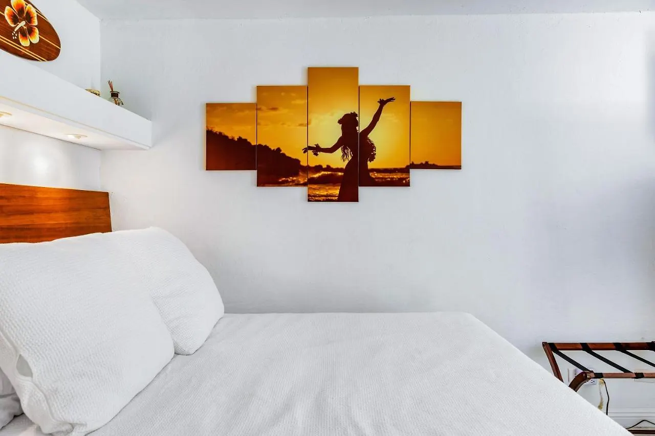 Downtown Hawaiian Theme Condo With Hot Tub, Pool & Beach - Kona Islander Inn Kailua-Kona United States
