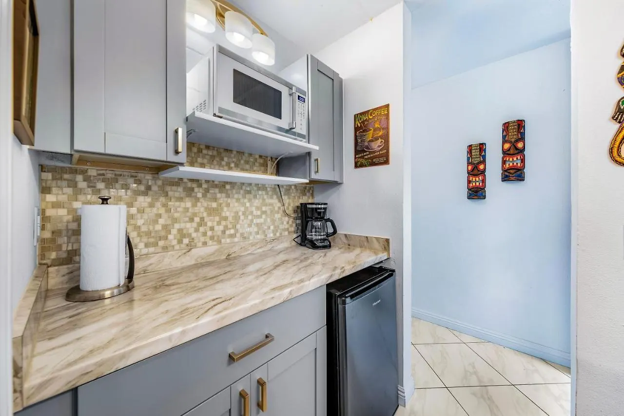 Downtown Hawaiian Theme Condo With Hot Tub, Pool & Beach - Kona Islander Inn Kailua-Kona